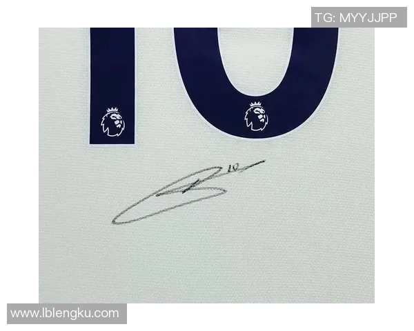 足球明星签名开袋图片展示独特魅力与珍贵回忆的完美结合